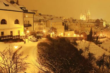 Gece karlı Prague City ile Gotik Castle, Çek Cumhuriyeti