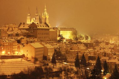 Gece karlı Prague City ile Gotik Castle, Çek Cumhuriyeti