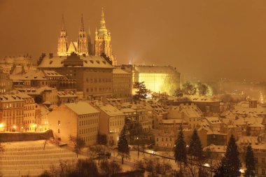 Gece karlı Prague City ile Gotik Castle, Çek Cumhuriyeti