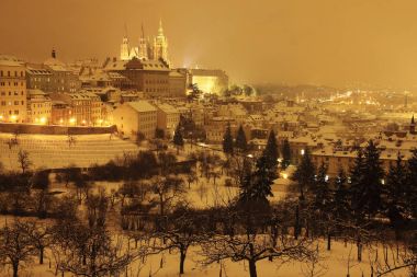 Gece karlı Prague City ile Gotik Castle, Çek Cumhuriyeti