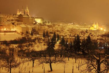 Gece karlı Prague City ile Gotik Castle, Çek Cumhuriyeti