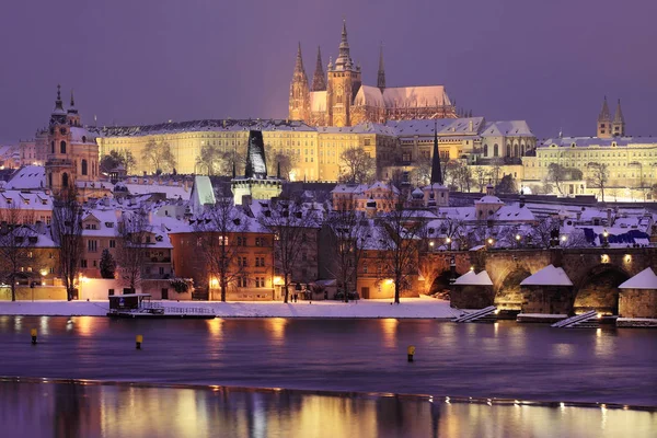 Gece karlı Prague City ile Gotik Castle, Çek Cumhuriyeti