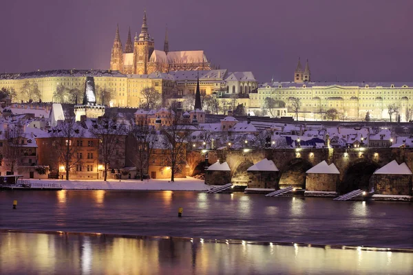 夜雪プラハ市、チェコのゴシック様式城 — ストック写真