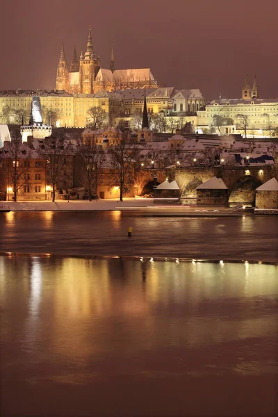 Nacht verschneite Prager Stadt mit gotischer Burg, Tschechische Republik — Stockfoto