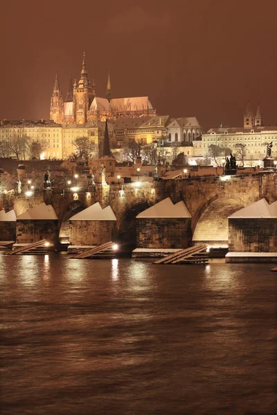 Nacht besneeuwde Prague City met gotische Castle, Tsjechië — Stockfoto