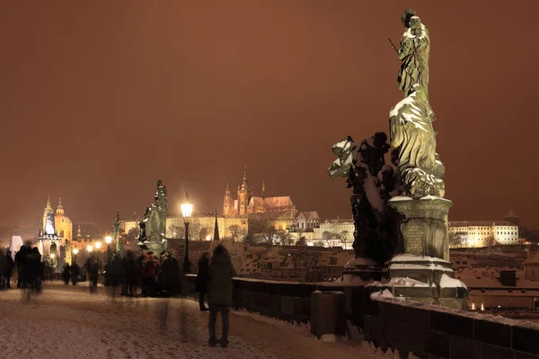 Gece karlı Prague City ile Gotik Castle, Çek Cumhuriyeti — Stok fotoğraf
