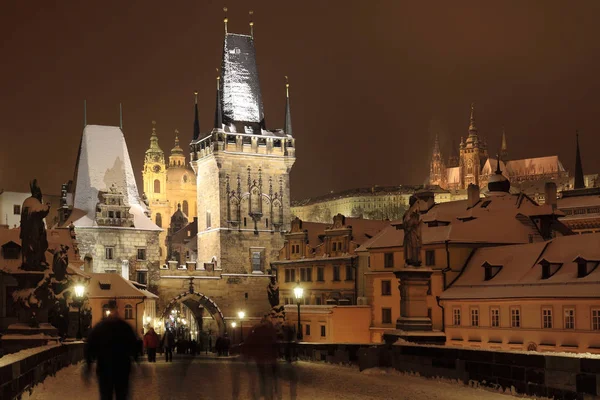 Nacht verschneite Prager Stadt mit gotischer Burg, Tschechische Republik — Stockfoto