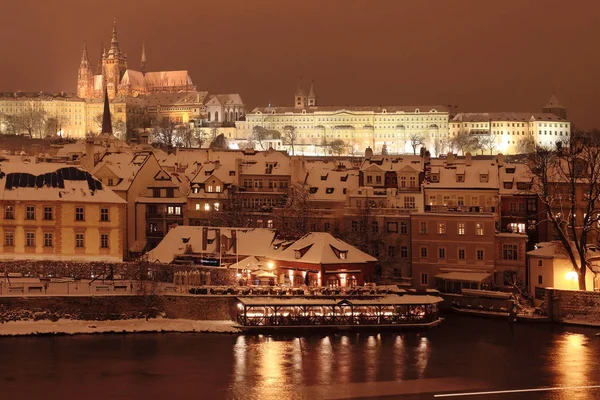 Nacht verschneite Prager Stadt mit gotischer Burg, Tschechische Republik — Stockfoto