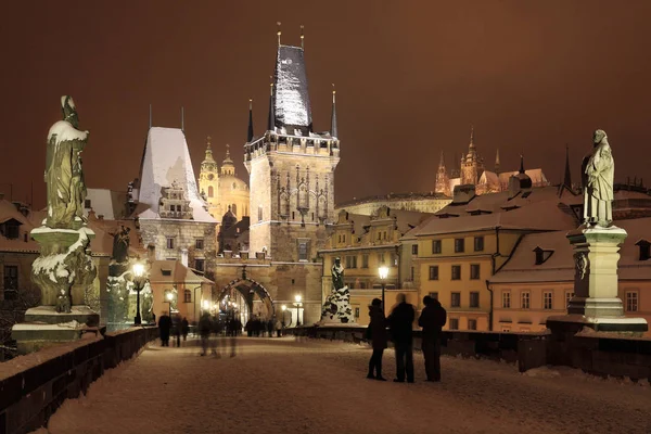 Noche nevada de Praga con el castillo gótico, República Checa — Foto de Stock