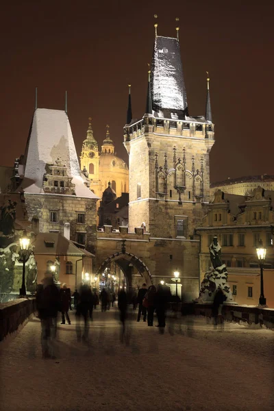 Noční vánoční zasněžené město Praha, Česká republika — Stock fotografie