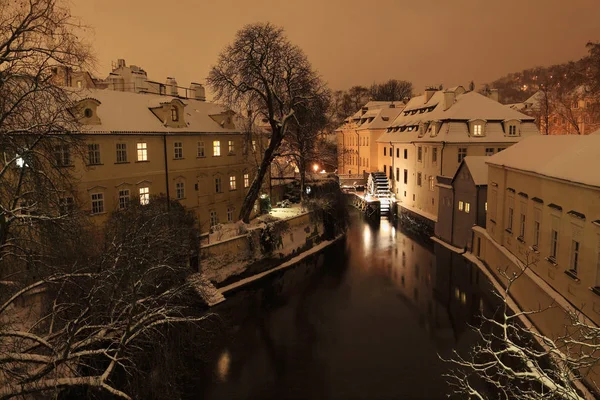 Noční vánoční zasněžené město Praha, Česká republika — Stock fotografie