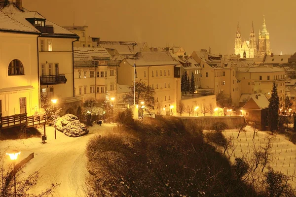 夜雪プラハ市、チェコのゴシック様式城 — ストック写真