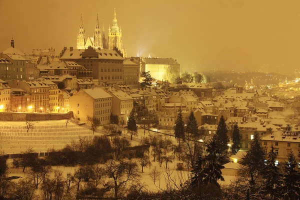 Éjszaka havas Prague City a gótikus vár, Cseh Köztársaság — Stock Fotó