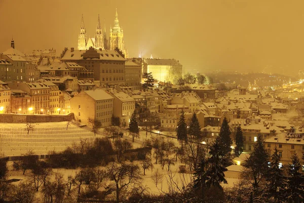 Nacht besneeuwde Prague City met gotische Castle, Tsjechië — Stockfoto