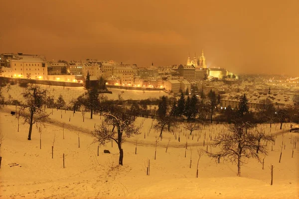 Ville de Prague enneigée de nuit avec château gothique, République tchèque — Photo