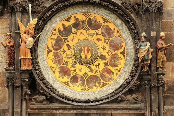 Detail der historischen mittelalterlichen astronomischen Uhr in Prag auf dem alten Rathaus, Tschechische Republik — Stockfoto