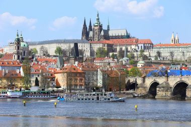 Bahar Prague City ile Gotik Kalesi ve yeşil doğa ve çiçekli ağaçlar, Çek Cumhuriyeti