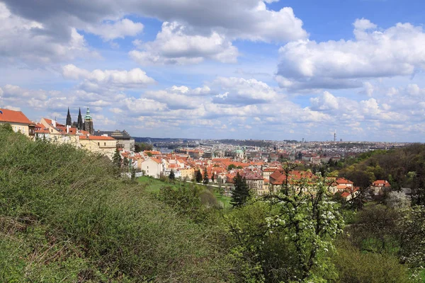 Bahar Prague City ile Gotik Kalesi ve yeşil doğa ve çiçekli ağaçlar, Çek Cumhuriyeti — Stok fotoğraf