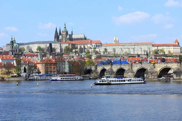 Primavera Praga Città con Castello gotico e il verde Natura e alberi fioriti, Repubblica Ceca — Foto Stock