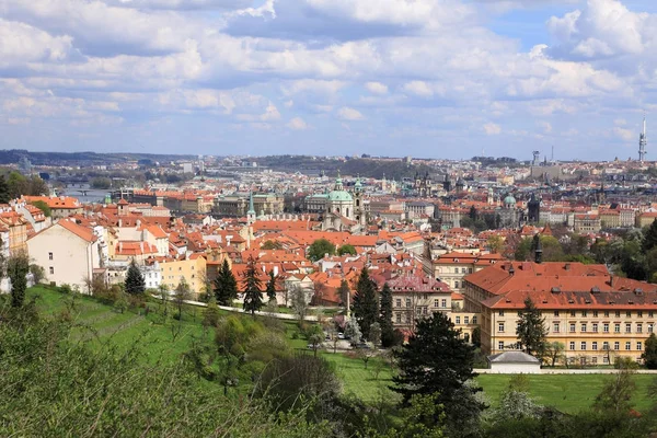 Bahar Prague City ile Gotik Kalesi ve yeşil doğa ve çiçekli ağaçlar, Çek Cumhuriyeti — Stok fotoğraf