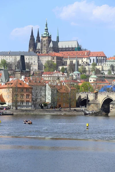 Printemps Prague Ville avec château gothique et la nature verte et des arbres à fleurs, République tchèque — Photo