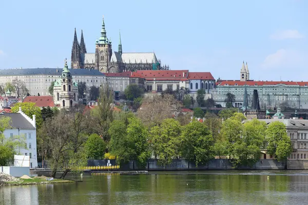 Primavera Praga Ciudad con el castillo gótico y la naturaleza verde y los árboles con flores, República Checa — Foto de Stock