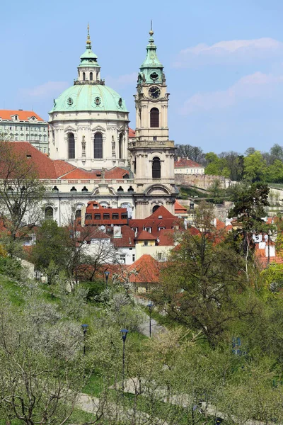 Spring Prague City with gothic Castle and the green Nature and flowering Trees, Czech Republic — Stock Photo, Image