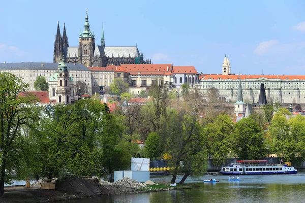 Spring Praag City met gotische burcht en de groene natuur en bloeiende bomen, Tsjechië — Stockfoto