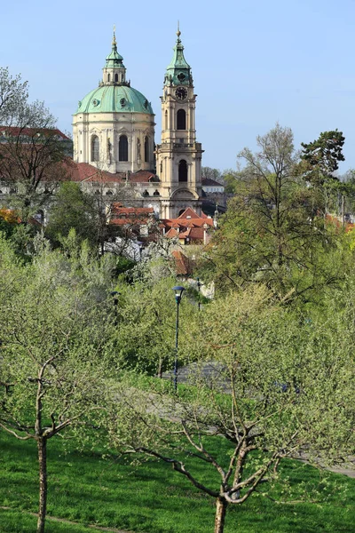 Vista sobre a cidade de Praga com seus edifícios significativos, República Checa — Fotografia de Stock