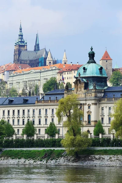 Vue sur la ville de Prague avec ses bâtiments importants, République tchèque — Photo