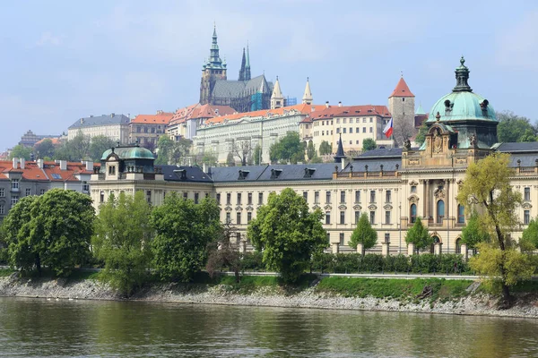 Вид на город с его красивыми зданиями, Чехия — стоковое фото