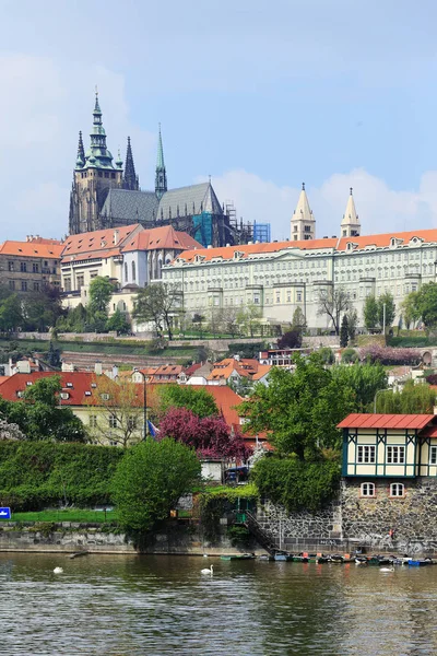 Zobrazit na Prague City se ýznamné budovami, Česká republika — Stock fotografie