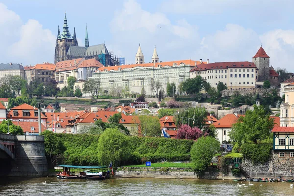 Blick auf die Prager Stadt mit ihren bedeutenden Gebäuden, Tschechische Republik — Stockfoto