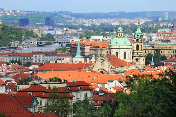 Zobacz na miasto Praga z budynkami signifiant, Republika Czeska — Zdjęcie stockowe