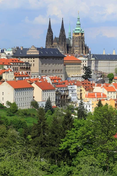 Vista sobre a cidade de Praga com seus edifícios significativos, República Checa — Fotografia de Stock