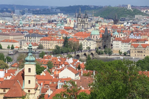 Onun signifiant binalar, Çek Cumhuriyeti Prag şehir görüntüleyin — Stok fotoğraf