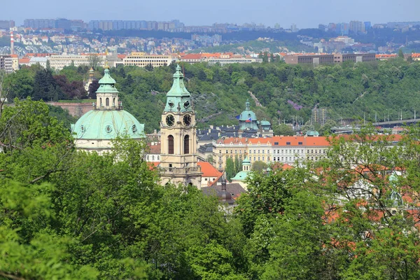 Vista sobre a cidade de Praga com seus edifícios significativos, República Checa — Fotografia de Stock