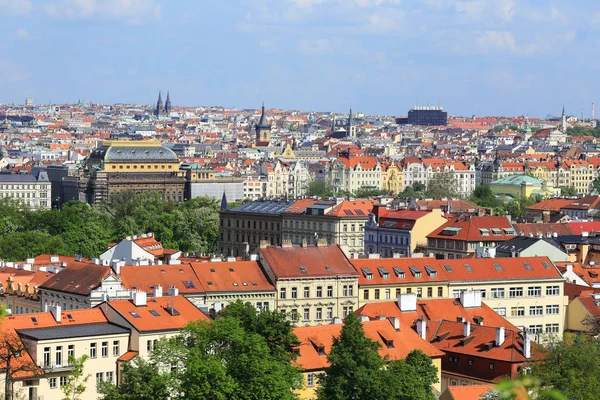 Kijk op de stad Praag met zijn signifiant gebouwen, Tsjechië — Stockfoto