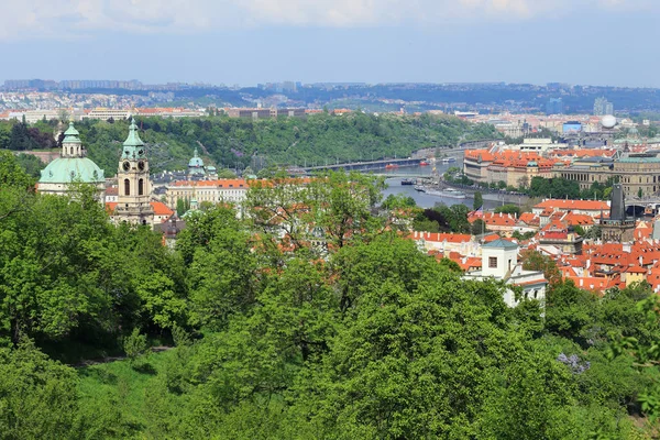 Vista sulla città di Praga con i suoi edifici significativi, Repubblica Ceca — Foto Stock