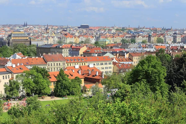 Kijk op de stad Praag met zijn signifiant gebouwen, Tsjechië — Stockfoto