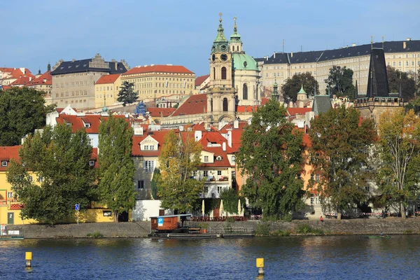 Visa på Prag staden med dess signifiant byggnader, Tjeckien — Stockfoto