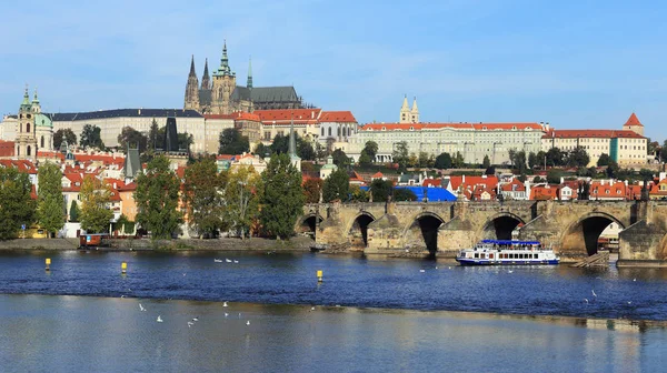 Vista de la ciudad de Praga con sus edificios significativos, República Checa — Foto de Stock