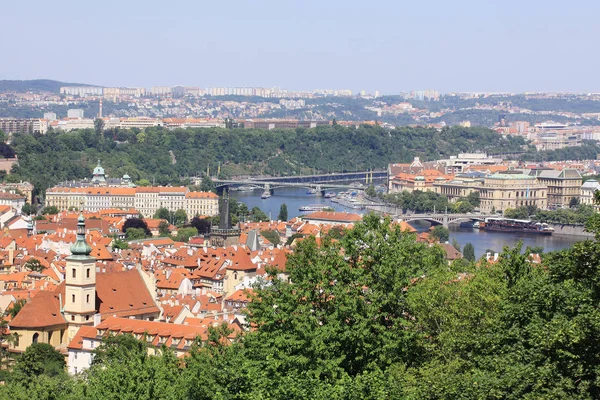 Vista sulla città di Praga con i suoi edifici significativi, Repubblica Ceca — Foto Stock