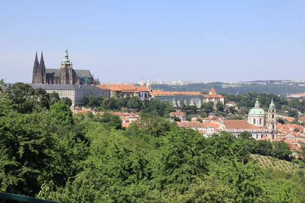 Vue sur la ville de Prague avec ses bâtiments importants, République tchèque — Photo