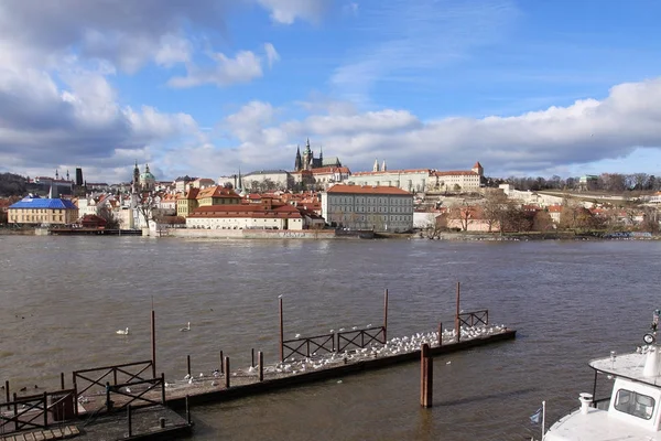 Visa på Prag staden med dess signifiant byggnader, Tjeckien — Stockfoto