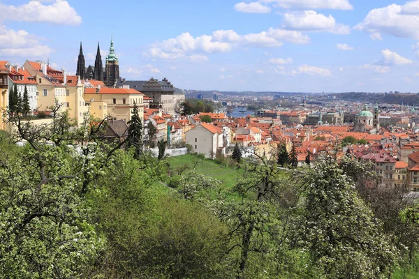 Vue sur la ville de Prague avec ses bâtiments importants, République tchèque — Photo