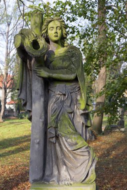 Sonbahar gizem eski Prag mezarlığı Olsany ile onun heykeller, Çek Cumhuriyeti