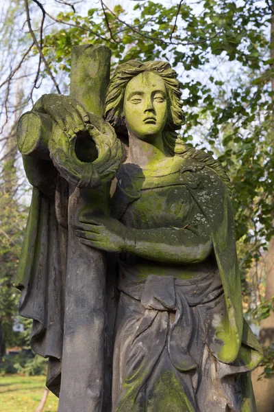 Herbst Mysterium alter Prager Friedhof olsany mit seinen Statuen, Tschechische Republik — Stockfoto