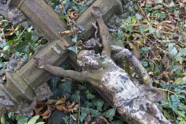 Podzimní tajemství staré Prahy hřbitov Olšany s jeho sochy, Česká republika — Stock fotografie