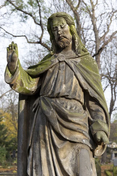 Otoño misterio antiguo cementerio de Praga Olsany con sus estatuas, República Checa — Foto de Stock